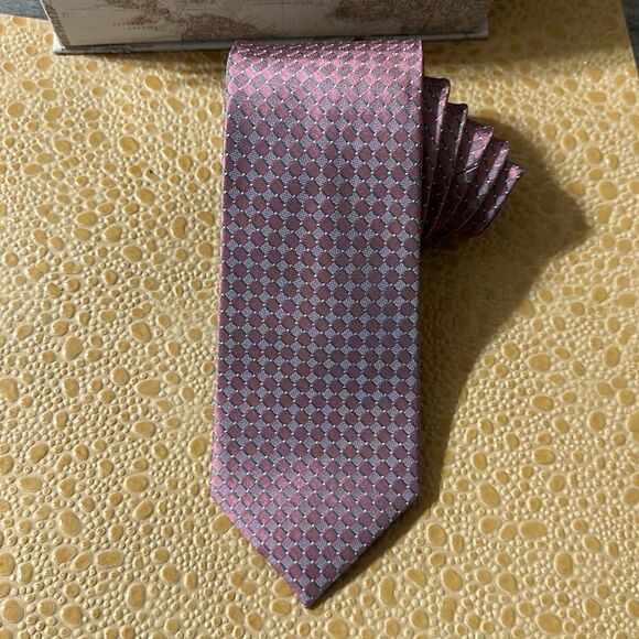 Kenneth Cole Reaction Pink Silver Diamond Textured Silk Tie - Picture 1 of 5